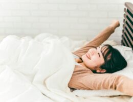 寝不足に悩まない！岩盤ホットヨガで安眠を目指そう